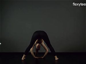 FlexyTeens - Zina displays flexible naked assets