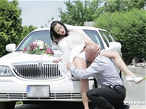muddy bride takes her chauffeur's jizz-shotgun before her wedding